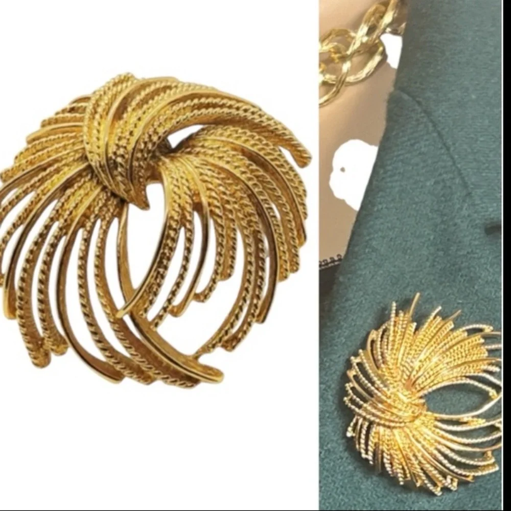 Vintage Monet Mirador
Brooch Gold Tone Starburst size 2" X 2" - Picture 17 of 17